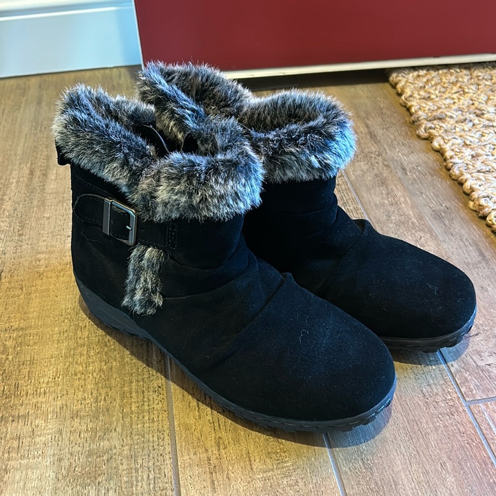 Khombu black suede boots. Booties. Gray black faux fur trim.